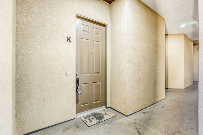 Foto del edificio - Beautiful Move in Ready- 3rd-floor condo in the heart of Mayfair-Lowry- 2 months free- move in sp...