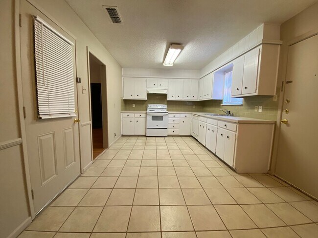 Building Photo - Convenient Location