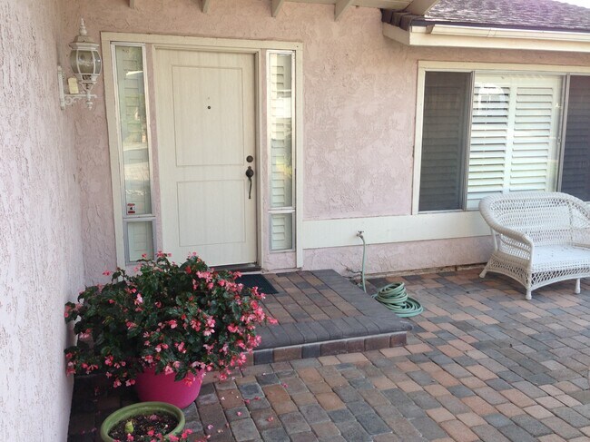 Nuevos adoquines en el camino de entrada. - 2448 Parkway Dr
