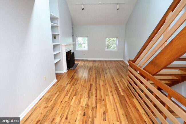 Building Photo - 311 Bainbridge St