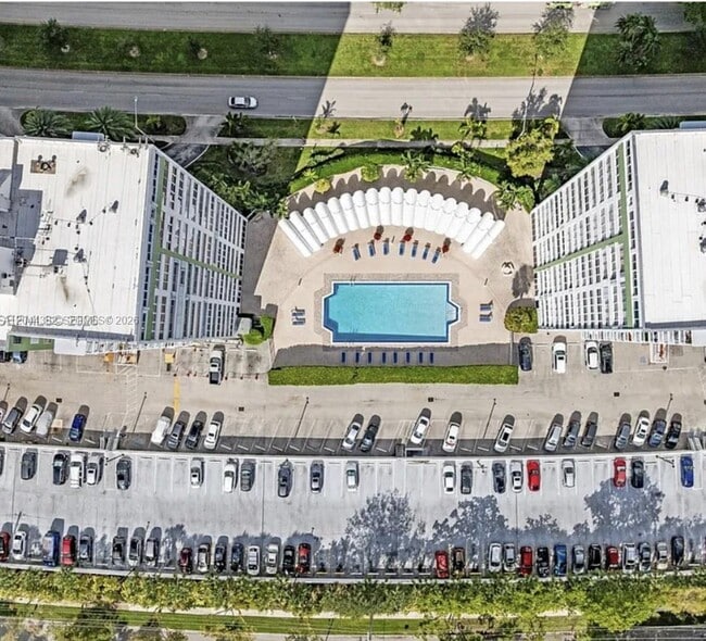 Building Photo - 2100 Sans Souci Blvd