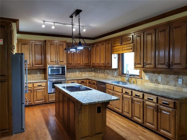 Building Photo - 2438 Kings Ct NE