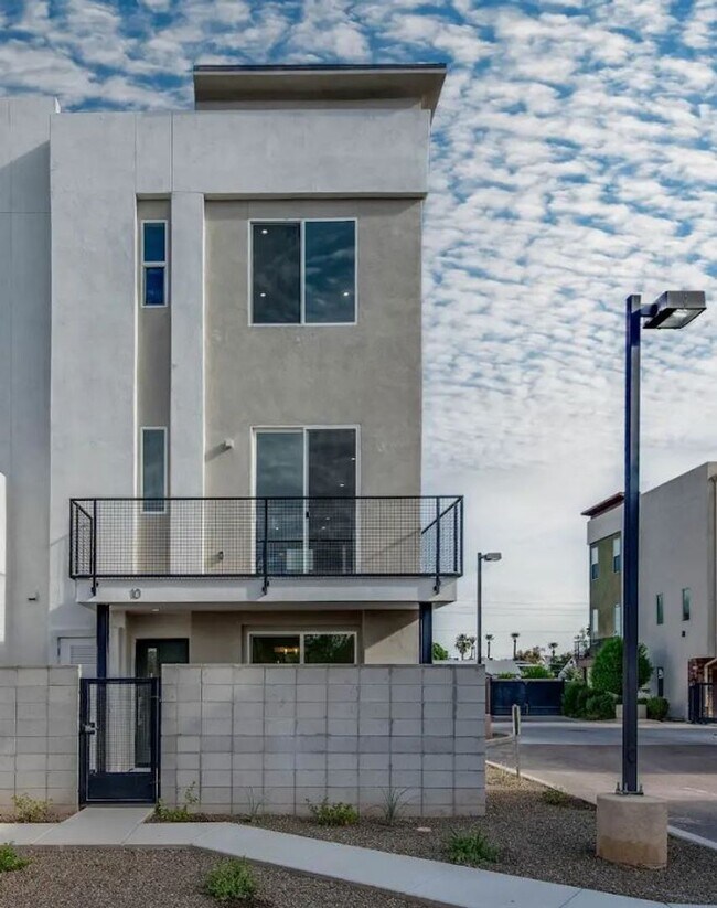 Foto del edificio - Stunning 3 Bedroom/3.5 Bath Town House in Downtown Phoenix! Tons of Upgrades Throughout!