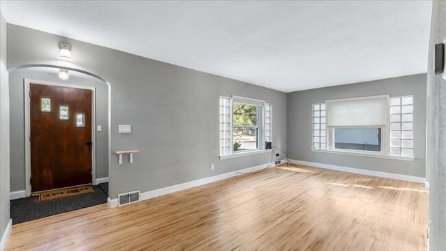 Building Photo - 828 15th St SW