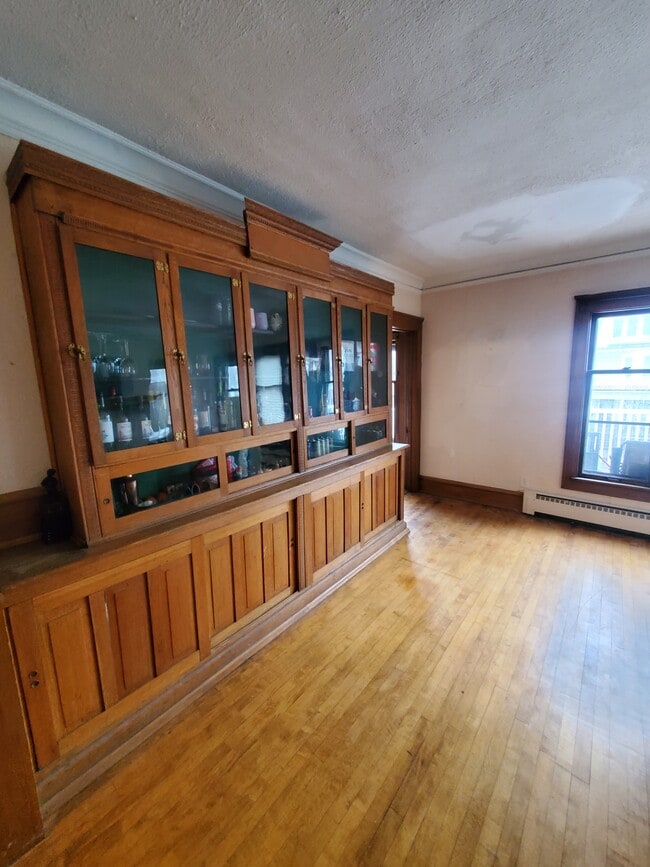 Building Photo - Beautiful 3BED/1BATH East Side Upper Unit