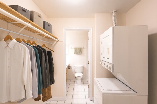 Building Photo - 5820 Oakwood Dr