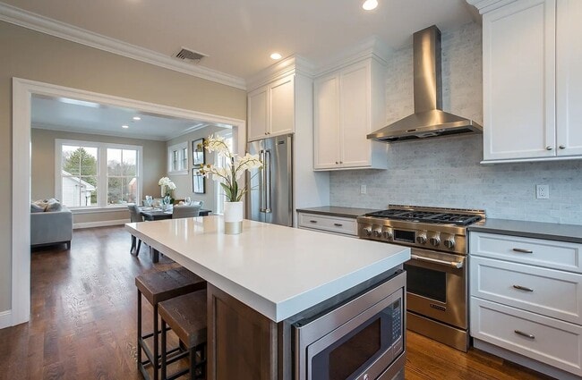 Building Photo - Luxury Townhouses
