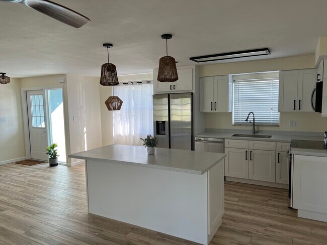 Isla de cocina abierta al salón - 5255 Tower Dr