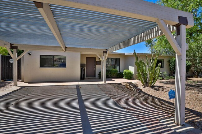 Building Photo - 3 Bedroom + den with pool