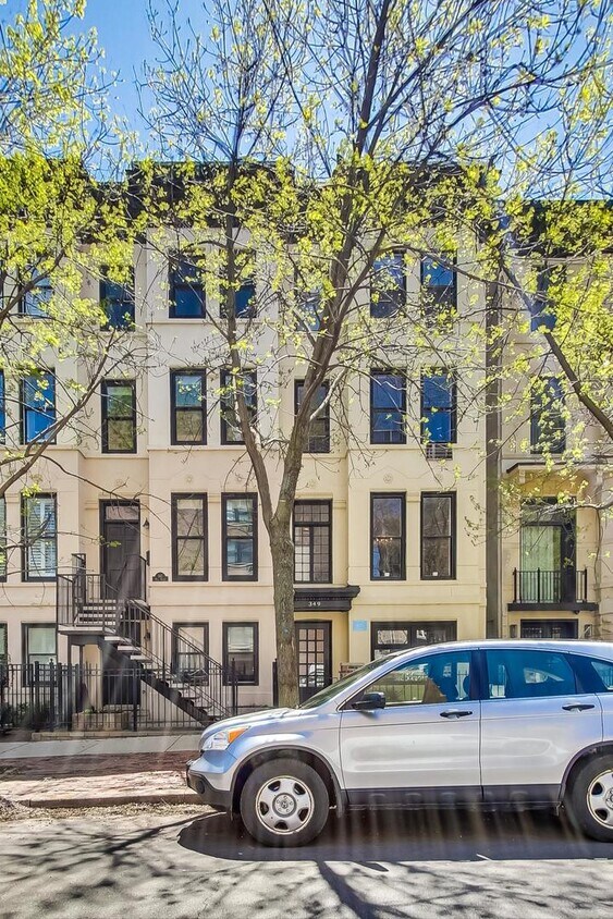 Primary Photo - 349 W Belden Ave