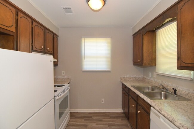 Building Photo - $885 - 2 Bed/1 Bath apartment for rent in ...