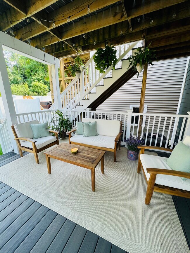 Outdoor Deck - 120-1 Coleridge St