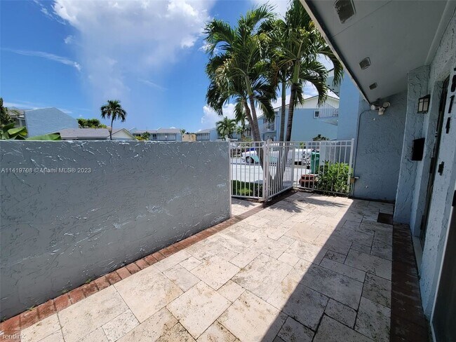 Building Photo - 2 br, 2 bath Townhome - 3874 SW 107th Ave