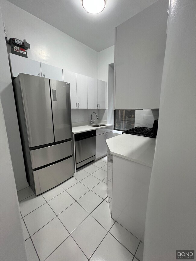 Foto del edificio - 166 W 72nd St