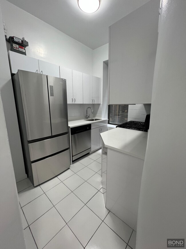 Building Photo - 166 W 72nd St