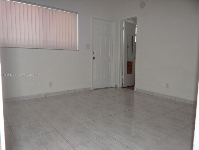 Foto del edificio - 812 NE 2nd St