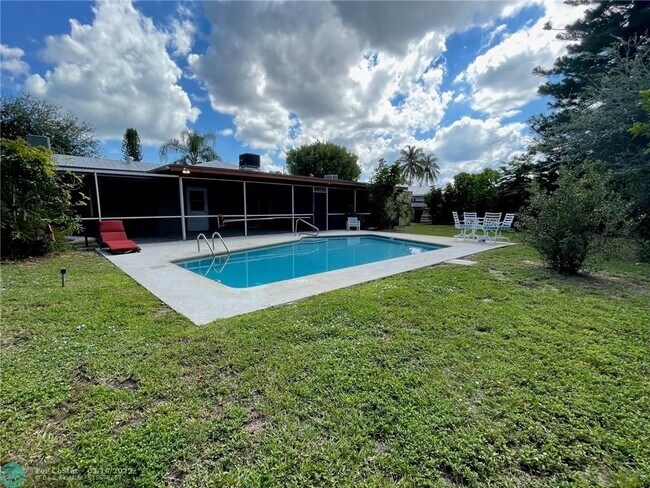 Building Photo - 8849 Sunset Dr