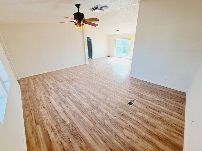 Building Photo - 4 Bed, 3 Bath Home Available in Bosque Farms!