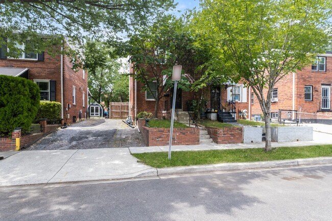 Foto del edificio - Spacious Starter home with full basement and parking