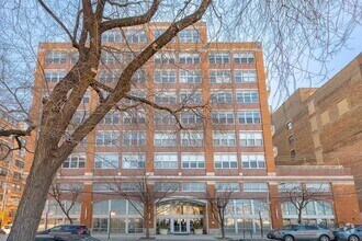 Building Photo - 933 W Van Buren St