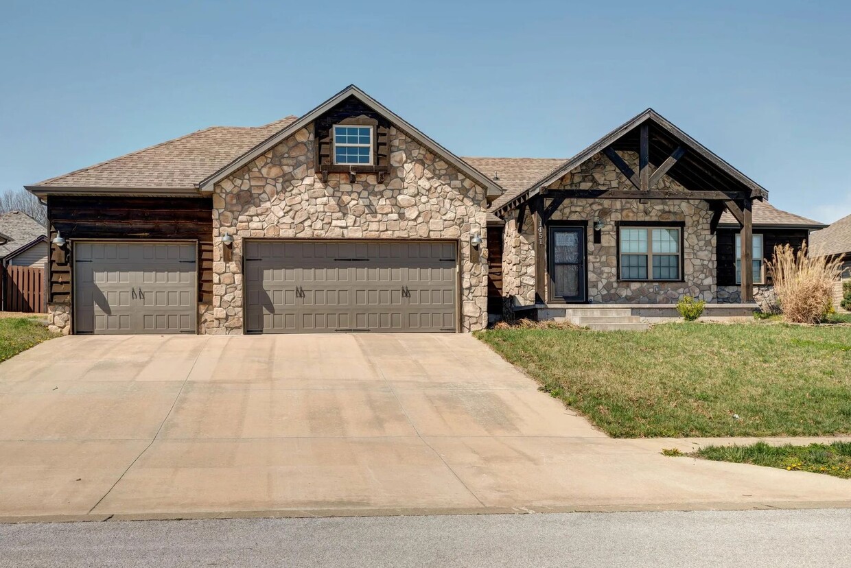 Foto principal - Republic Schools - Gorgeous 3 Bed 2 Bath 3...