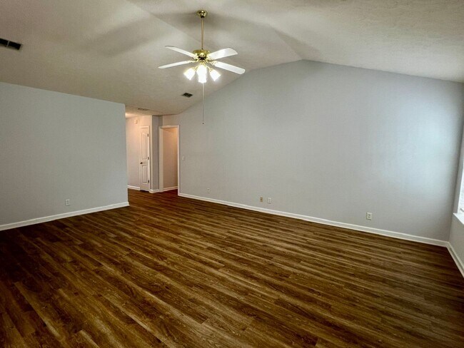 Foto del edificio - 3 bed, 2 Bath, Garage + Screened Back Porch, Near Cason Ln