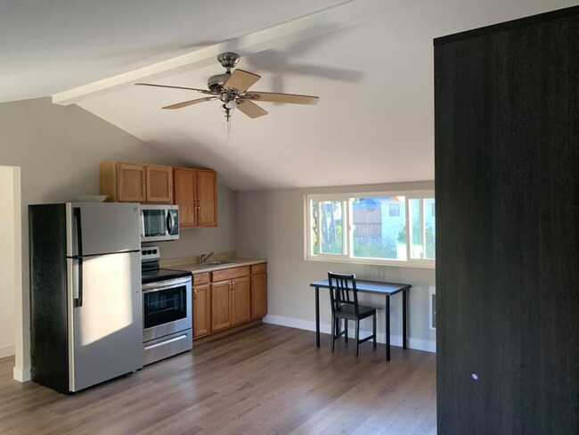 Kitchen - 10085 Grandview Dr