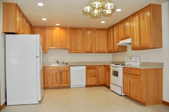Building Photo - 2 bed 1 bath duplex