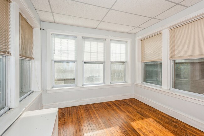 Foto del edificio - 6517 N Bosworth Ave