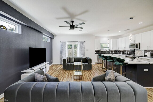 Foto del edificio - 3 br, 2.5 bath Duplex - 5126 Lyndhurst Dri...