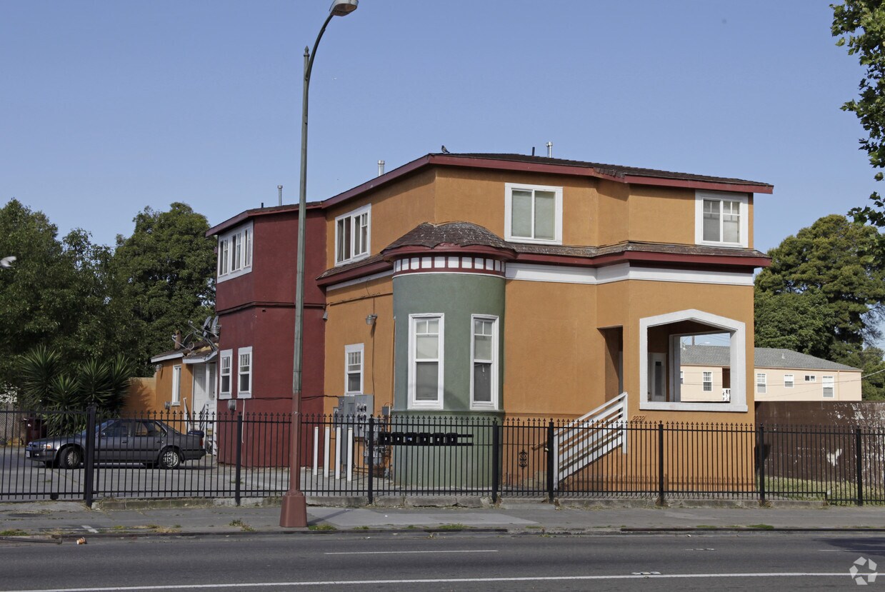 Primary Photo - 9939 International Blvd
