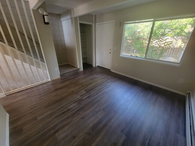 Building Photo - Sunny, newly remodeled 3 bed + office/2.5 ...