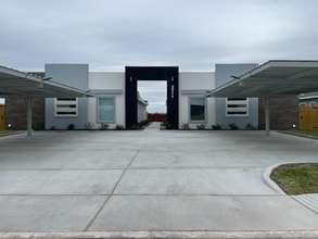 Building Photo - 2511 N Vineyard Ave