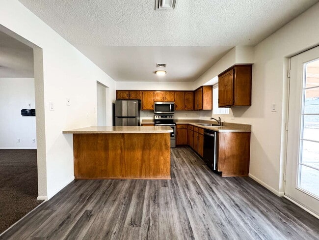 Foto del edificio - "Centrally located 3 bedroom, 2 bathroom H...