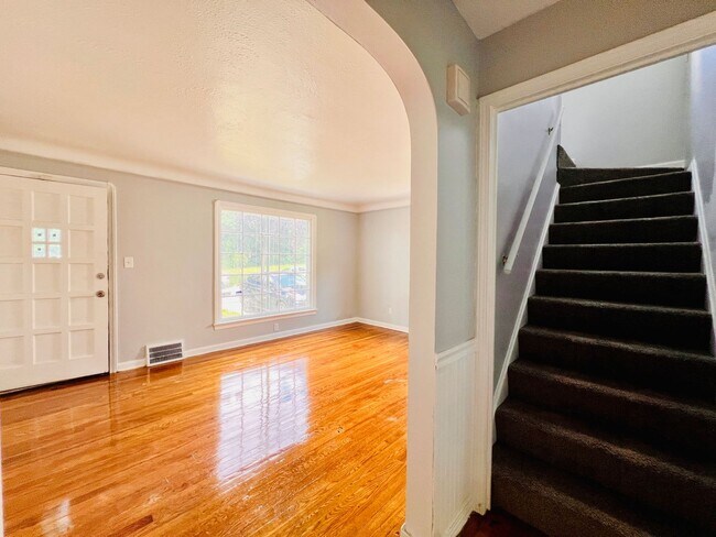 Building Photo - 8606 Rosewood Ave