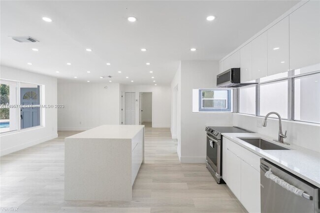 Building Photo - 4 br, 3 bath House - 3241 NW 6th Ave # 3241