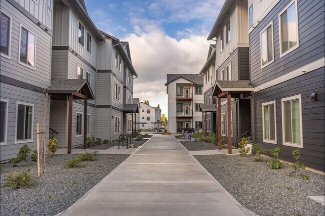 Foto del edificio - Woodburn Place Apartment Homes