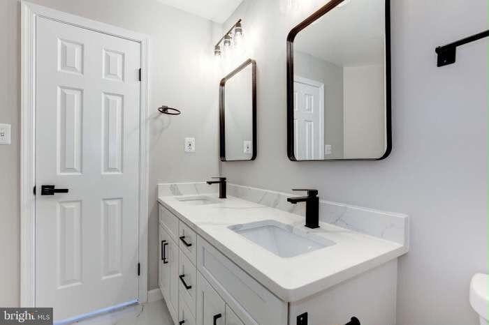 Foto del edificio - 3520 Golden Hill Dr