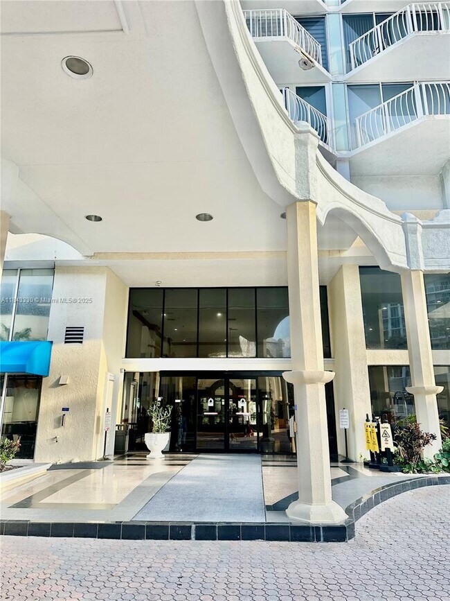 Foto del edificio - 7601 E Treasure Dr