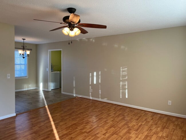 Building Photo - 3 bed 2 bath home