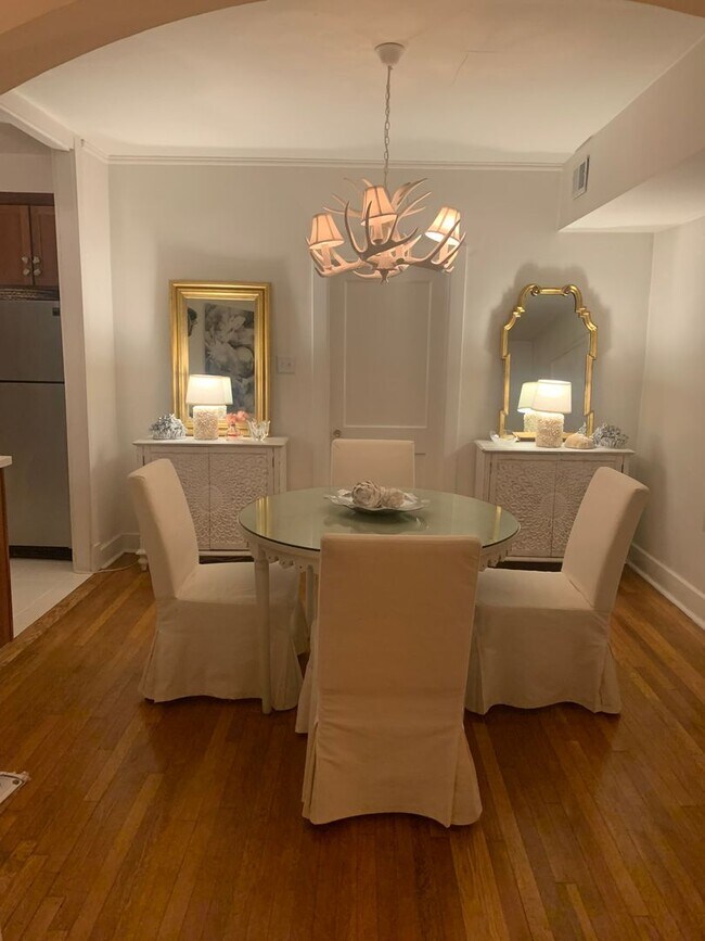 Foto del edificio - Introducing a charming 3-bedroom, 2-bathroom townhouse located in the heart of Shadyside