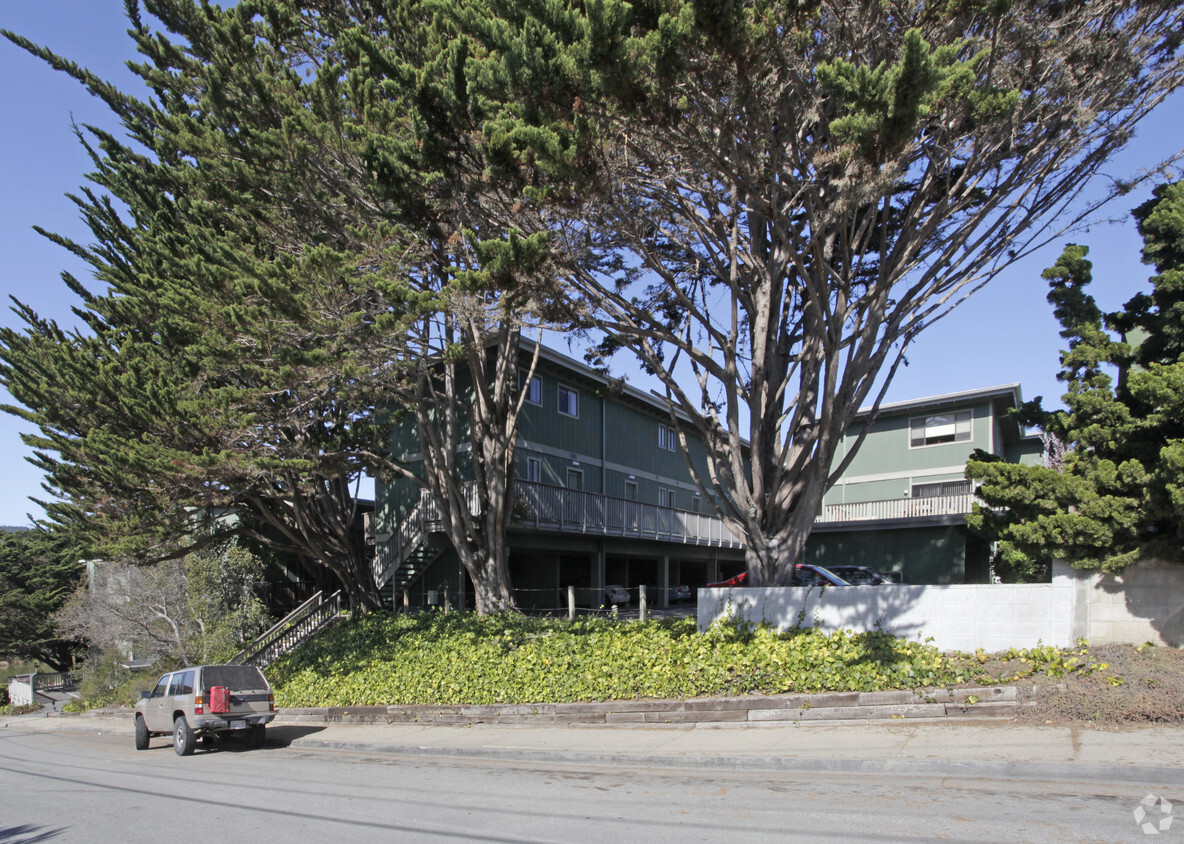 Building Photo - Lake Royal Apartments