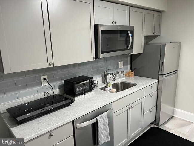 Foto del edificio - 7703 Newcastle Dr