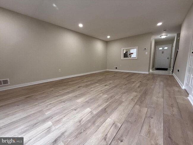 Building Photo - 6 Wosniak Ct