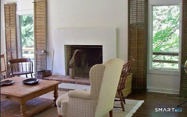 Foto del edificio - 335 Greens Farms Rd