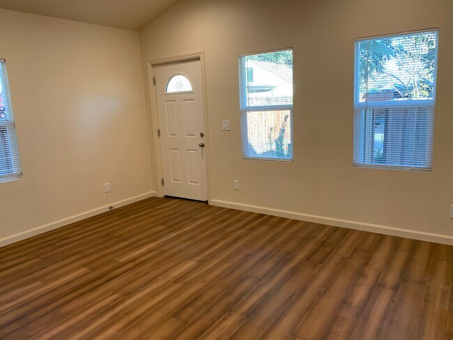 Living room - 466 View St