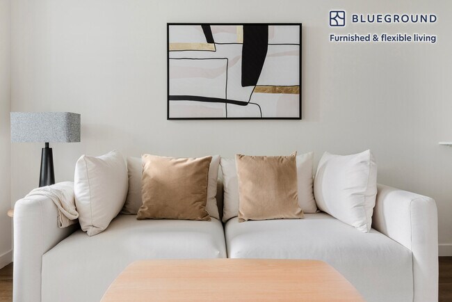 Foto del edificio - 2333 Calle Del Mundo