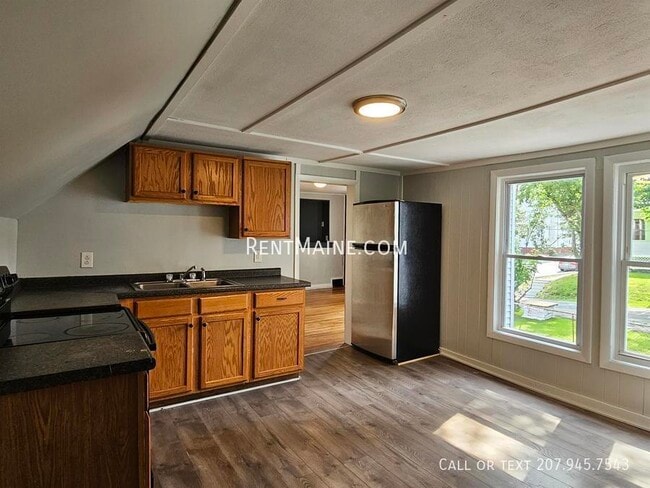 Building Photo - 27 Elm St