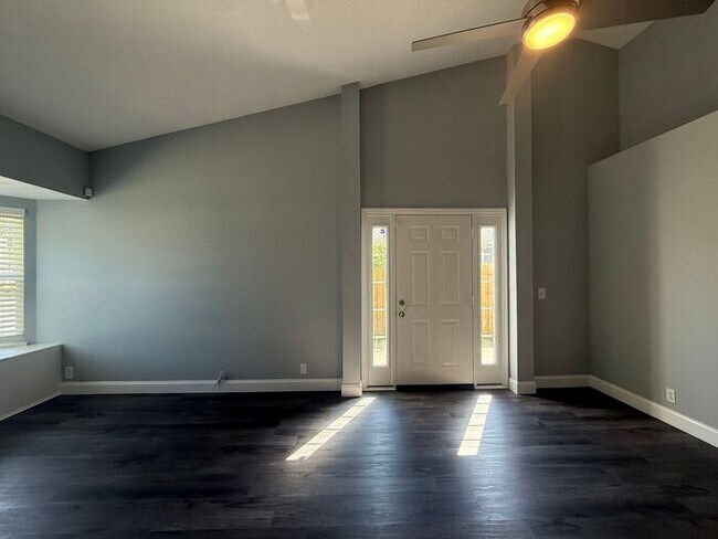 Foto del edificio - Cute Two Bedroom House in Donelson - Garage & Fenced Backyard