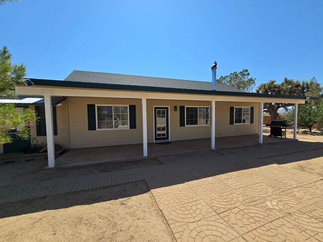 Building Photo - Spacious 3 bed on Fully Fenced 2 acres